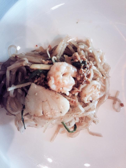 Lý do đầu tiên khẳng định đồ ăn Việt Nam có lợi cho sức khỏe là nó chứa rất ít, thậm chí là không có chứa gluten. Chất này có chủ yếu trong lúa mì, lúa mạch đen và lúa mạch. Trong khi đó, gạo mới là thực phẩm chính của người Việt. Trong ảnh là món hủ tiếu Sa Đéc với bún, tôm và thịt gà.