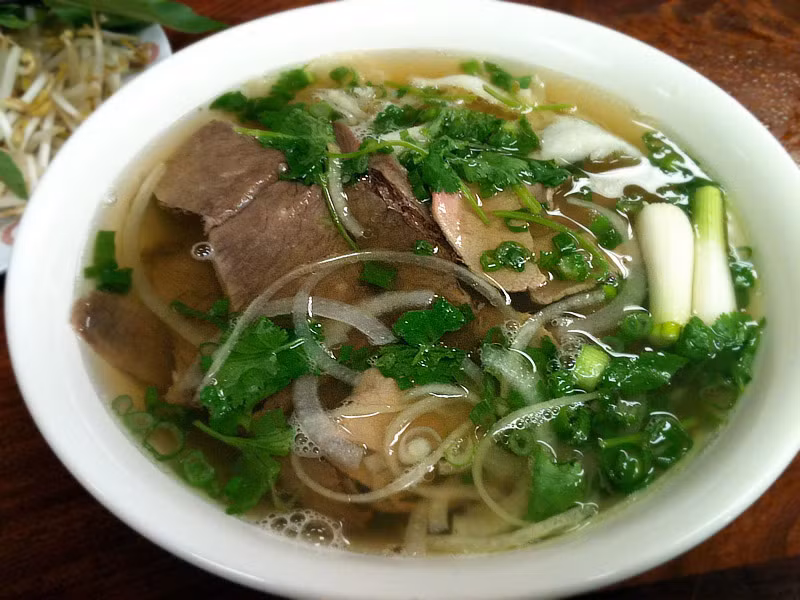 Nước dùng ở các món ăn Việt thường rất tốn thời gian chuẩn bị, tuy nhiên nó lại giàu vitamin và khoáng chất như folate, sắt, magiê và vitamin C, B3, B6, giúp chống lại cơn mệt mỏi. Một số loại rau và thực phẩm biển trong thực đơn món ăn giúp tăng cường hệ miễn dịch do chứa Vitamin A, B1, kẽm, đồng, magiê và kali ..