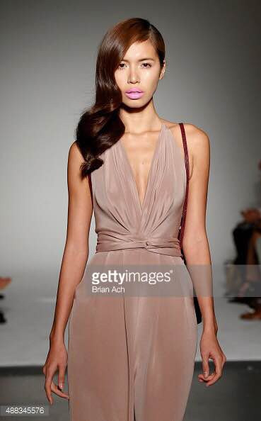 Đáng chú ý, trong show diễn của Michael Costello còn có sự góp mặt của khách mời "khủng", đó là chị em tiểu thư tỷ phú Paris Hilton và Nicky Hilton. Đáng chú ý, trong show diễn của Michael Costello còn có sự góp mặt của khách mời "khủng", đó là chị em tiểu thư tỷ phú Paris Hilton và Nicky Hilton.