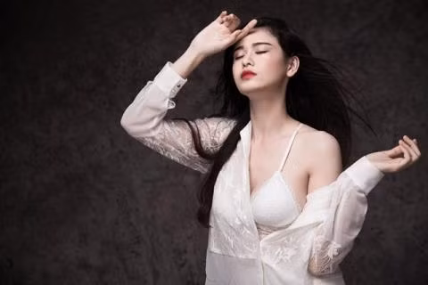 Trong loạt ảnh này, bà mẹ một con của showbiz diện váy ren khoe vai trần gợi cảm và vòng 1 quyến rũ.