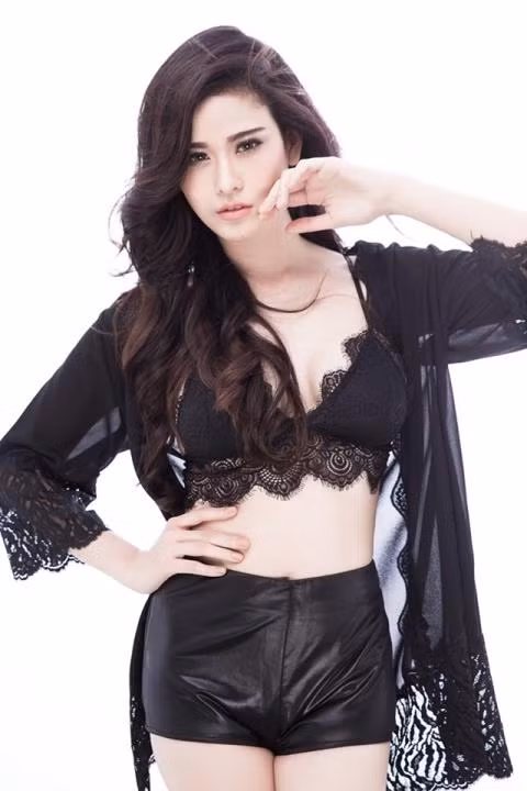 Nữ ca sĩ ngày càng xinh đẹp và gợi cảm hơn.