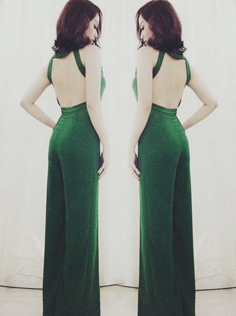 Trên trang cá nhân của mình, Tâm Tít cũng khoe hình ảnh sau khi sinh với bộ jumpsuit dài khoét sâu khoe lưng trần gợi cảm.