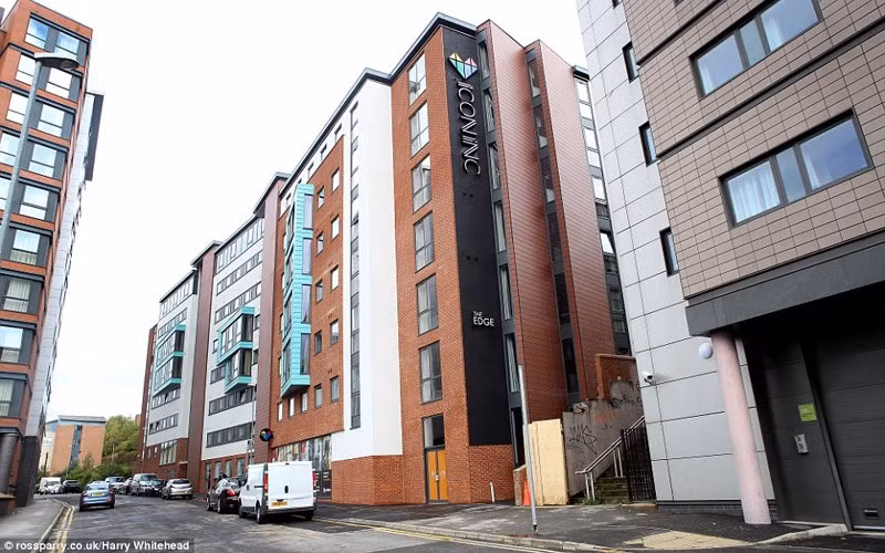 Tòa nhà có tất cả 131 phòng.