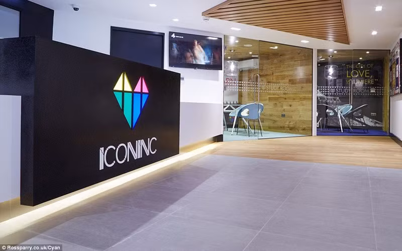 Hành lang rộng và đẹp đẽ.