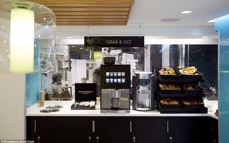 Với 12 bảng Anh (khoảng 400.000 đồng) bạn sẽ có bữa ăn nhẹ bao gồm sữa, bánh mì, trứng, nước cam, bơ, đậu nướng và một miếng phô mai.