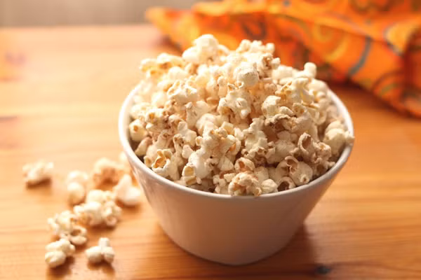 Ăn ngô nổ (pop corn) trước giờ đi ngủ sẽ khiến bạn dễ dàng đi vào giấc ngủ trong khi vẫn tạo cho bạn cảm giác no bụng, dù chỉ ăn một chút ít.