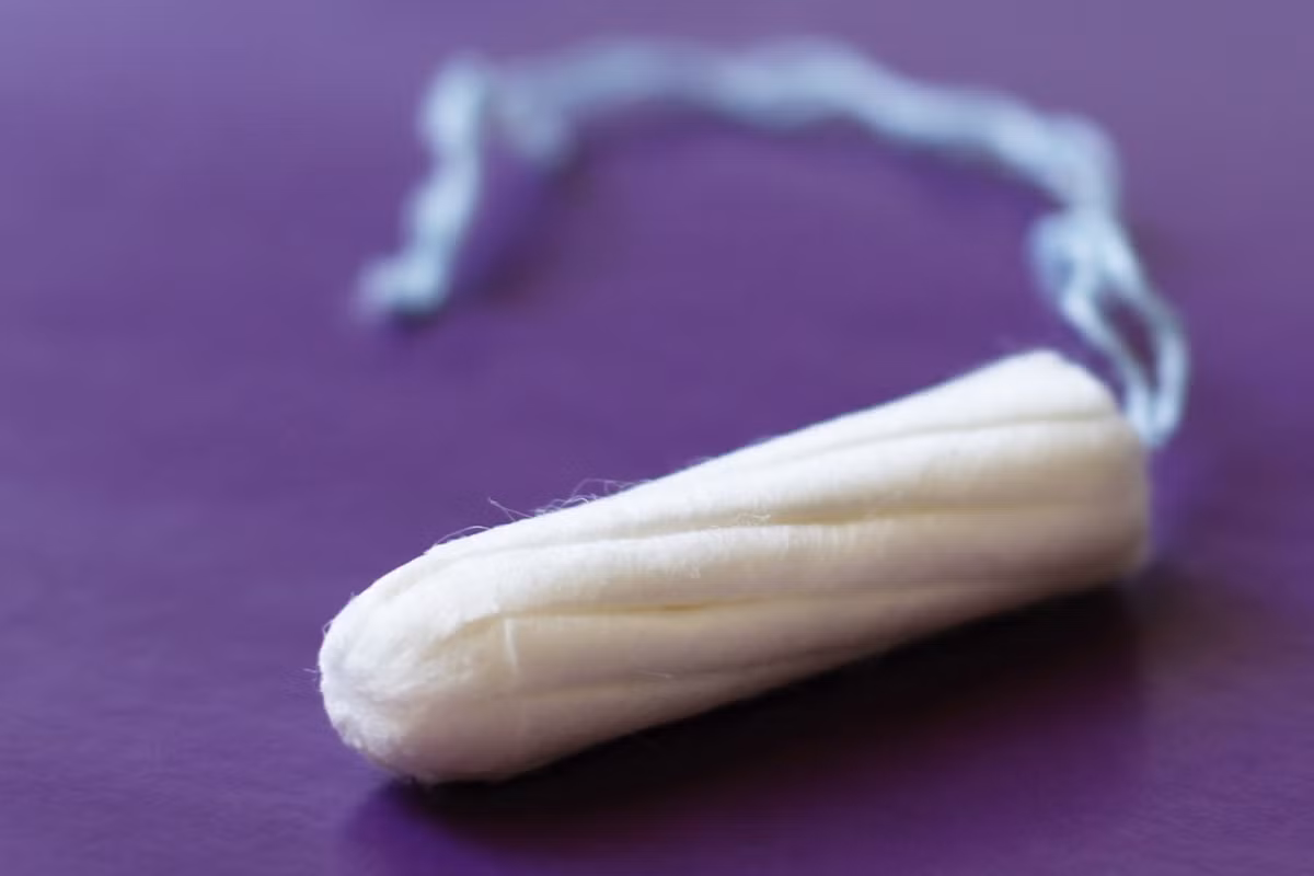 Không thể phủ nhận được những ưu điểm hơn hẳn của tampon so với băng vệ sinh thường: nhỏ gọn, không sợ bị tràn ra ngoài, không sợ lộ khi mặc quần áo, có thể sử dụng khi đi bơi, đi tắm biển, ít phải thay hơn, độ thấm hút tốt hơn....