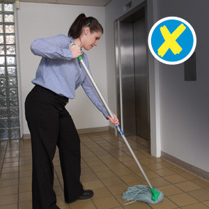 Cũng không nên cúi gập người thường xuyên bởi điều này chỉ khiến tình trạng bệnh của bạn thêm nặng.