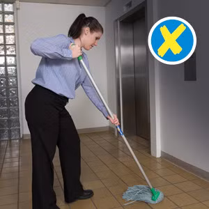 Cũng không nên cúi gập người thường xuyên bởi điều này chỉ khiến tình trạng bệnh của bạn thêm nặng.