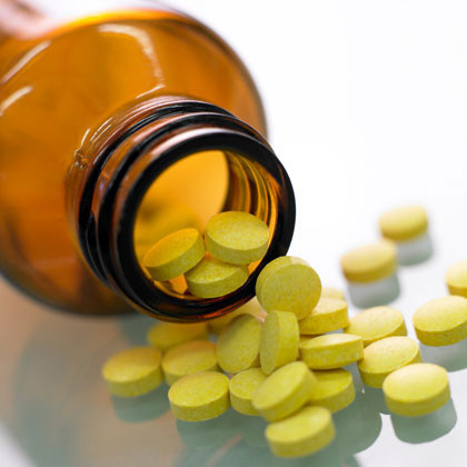 Ngoài ra, axit folic dạng viên có thể gây cản trở việc hấp thụ vitamin B, một chất rất cần thiết trong việc tổng hợp hồng cầu và điều tiết hoạt động của não, dẫn tới tình trạng mất trí nhớ.