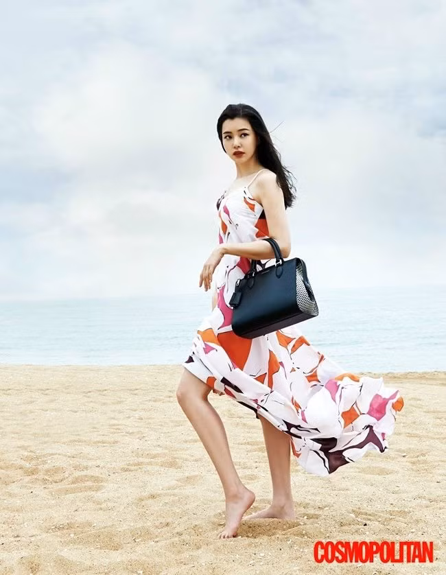 Hoa hậu đẹp nhất Hàn Quốc Honey Lee rất thích thú khi được khám phá thành phố biển xinh đẹp của Việt Nam.