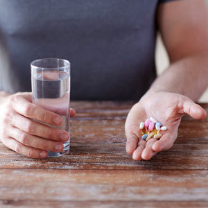 Có rất nhiều người dùng nhiều loại thuốc bổ hàng ngày với tổng liều lượng vượt khuyến nghị hoặc uống chỉ một loại chất bổ với số lượng lớn mà không hề biết rằng điều đó khiến thuốc bổ gây hại sức khỏe.