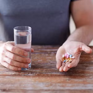 Có rất nhiều người dùng nhiều loại thuốc bổ hàng ngày với tổng liều lượng vượt khuyến nghị hoặc uống chỉ một loại chất bổ với số lượng lớn mà không hề biết rằng điều đó khiến thuốc bổ gây hại sức khỏe.