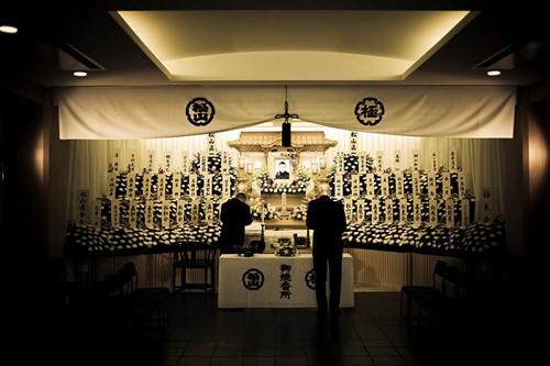 Do đó, những bức ảnh về đám tang trở thành một sự tôn kính trong dự án của tôi”.