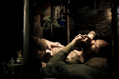 Yakuza tin tưởng Anton đến mức cho phép anh dự đám tang của một trong những ông trùm tổ chức mafia, điều mà nhiếp ảnh gia Nhật Bản không bao giờ được