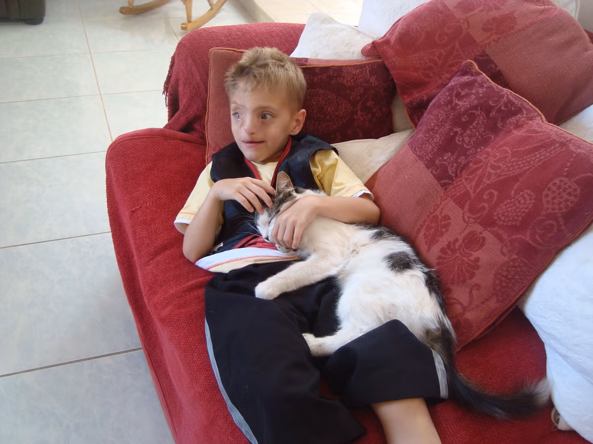 Bố mẹ cậu bé tin rằng, với thái độ sống tích cực, tính hài hước, tự tin, cậu bé sẽ có được cuộc sống tốt đẹp trong tương lai.