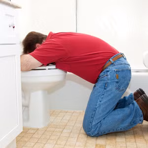 Nhiệt độ ở miệng cao hơn 38,6 độ, có dấu hiệu mất nước: khát nước, khô miệng, ít hoặc không đi tiểu, suy nhược nặng, chóng mặt, hoặc đầu lâng lâng hay có các triệu chứng thần kinh như nhìn mờ, yếu cơ và ngứa ran ở tay.