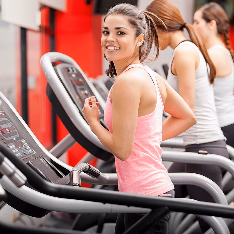 Cẩn thận khi chạy trên máy chạy bộ. Việc nắm tay trên máy chạy bộ có thể khiến lưng bạn phải chịu lực tác động. Bạn nên bắt đầu từ việc đi bộ rồi sau đó mới chuyển sang chạy trong những quãng ngắn. Nếu thấy đau lưng, hãy dừng bài tập.