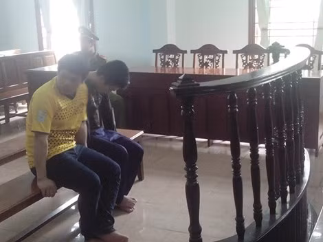 Thay cuop, gai tre bo nguoi yeu phong xe di bao cong an