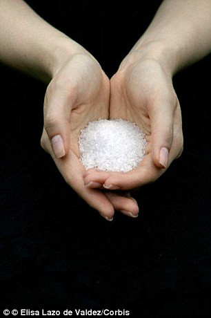 Ăn nhiều muối có thể khiến bạn bị ung thư dạ dày. Tốt nhất hãy điều chỉnh thói quen ăn mặn của bạn để bảo vệ sức khỏe.