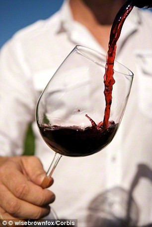 Đàn ông không nên uống quá 2 cốc rượu/ngày, phụ nữ là 1 cốc rượu/ngày. Nếu làm được việc này, bạn đã tự giảm nguy cơ bị ung thư miệng và cổ họng, thực quản, gan, ruột và ung thư vú của mình.