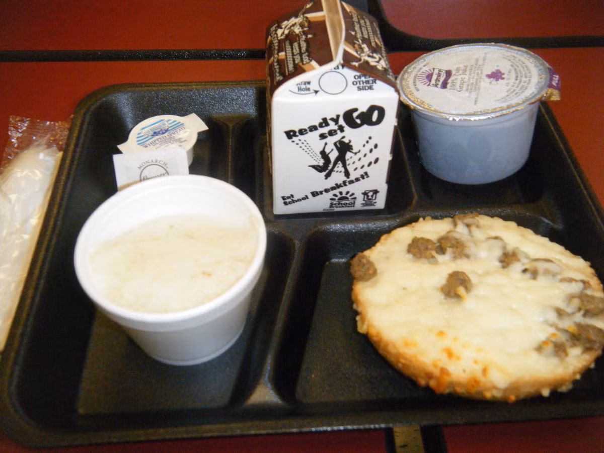 cùng với các sản phẩm từ sữa, pizza, sốt kem... chứa nhiều chất béo, khó tiêu hóa, khiến cơ thể phải tiêu tốn nhiều năng lượng hơn để "giải quyết" đống thức ăn này, và từ đó khiến cơ thể mệt mỏi.