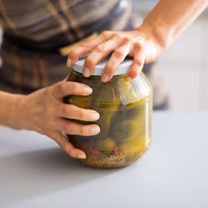 Các nhà khoa học đã phát hiện ra được mối liên hệ giữa lực bóp tay tới các cơn đau tim. Theo đó, cứ giảm 11 pound lực bóp đồng nghĩa với việc bạn tăng 17% nguy cơ bị bệnh tim, 7% nguy cơ bị đau tim và 9% nguy cơ đột quỵ.