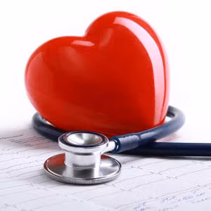 Bên cạnh những dấu hiệu nguy cơ rõ ràng như nồng độ cholesterol cao, tiểu đường, tăng huyết áp, béo phì và hút thuốc, bệnh tim còn có nhiều biểu hiện khác.