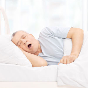 Hiện tượng nghẹt thở khi ngủ làm tăng nguy cơ bị đột quỵ. Nguyên do là khi bạn nghẹt thở, oxy lên não không đủ, não sẽ gửi tín hiệu cảnh báo tới toàn bộ cơ thể, khiến huyết áp tăng, làm tim đập nhanh hơn và sưng lên, khiến các mạch máu bị tổn thương.