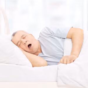 Hiện tượng nghẹt thở khi ngủ làm tăng nguy cơ bị đột quỵ. Nguyên do là khi bạn nghẹt thở, oxy lên não không đủ, não sẽ gửi tín hiệu cảnh báo tới toàn bộ cơ thể, khiến huyết áp tăng, làm tim đập nhanh hơn và sưng lên, khiến các mạch máu bị tổn thương.