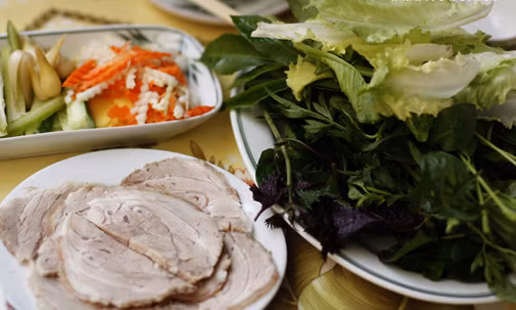 Gia vị giúp các món ăn Việt Nam có mùi vị riêng, trong khi lại cắt giảm được đáng kể lượng calo không cần thiết như ẩm thực của những người láng giềng.