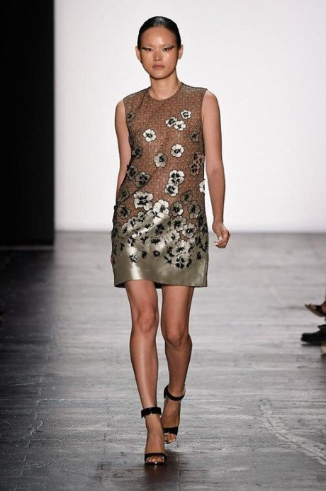 Mới đây, cô nàng khiến giới mộ điệu cảm thấy háo hức khi bất ngờ trình diễn BST của thương hiệu Carmen Marc Valvo nằm trong khuôn khổ Tuần lễ Thời trang New York Xuân Hè 2016. Nhìn vào hình ảnh mới này, nhiều người dễ dàng nhận thấy Tuyết Lan đã có màn giảm cân ngoạn mục sau một thời gian bị chê bai về cân nặng. Mới đây, cô nàng khiến giới mộ điệu cảm thấy háo hức khi bất ngờ trình diễn BST của thương hiệu Carmen Marc Valvo nằm trong khuôn khổ Tuần lễ Thời trang New York Xuân Hè 2016. Nhìn vào hình ảnh mới này, nhiều người dễ dàng nhận thấy Tuyết Lan đã có màn giảm cân ngoạn mục sau một thời gian bị chê bai về cân nặng.