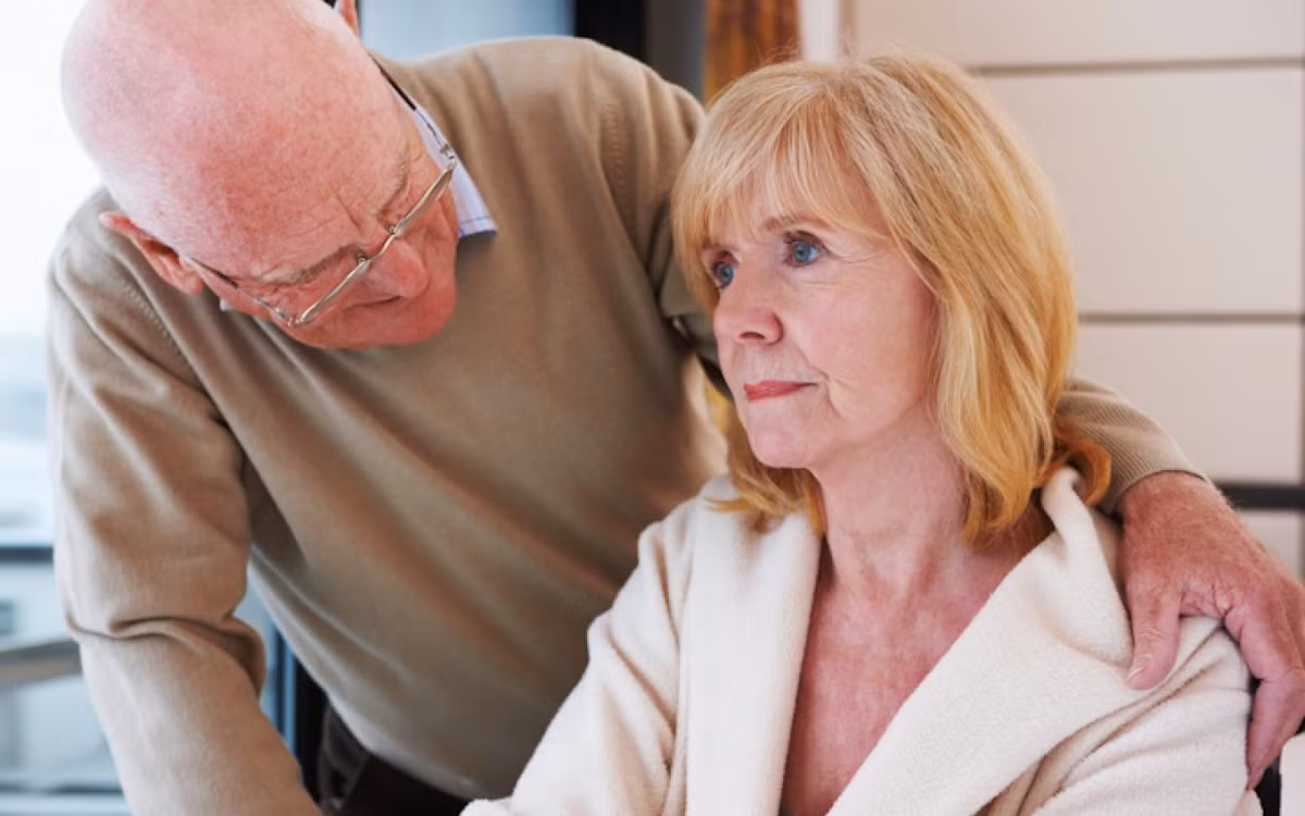 Một số thức ăn nhiều protein như gluten, sữa, đậu nành, trứng khiến cơ thể khó dung nạp, khiến đường ruột bị viêm, khiến tuyến giáp bị tấn công và ngăn cản sự hấp thụ của những vitamin, khoáng chất cần thiết cho tuyến giáp như vitamin B, selen, sắt và kẽm. Hãy tránh ăn những thức ăn này một thời gian trước khi ăn lại chúng.