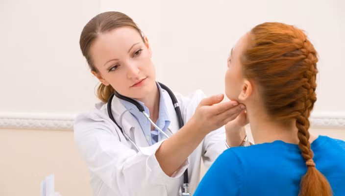 Khi tuyến giáp bị phá hủy quá nhiều, không sản xuất đủ lượng nội tiết tố mà cơ thể cần thì bệnh suy giáp xuất hiện.