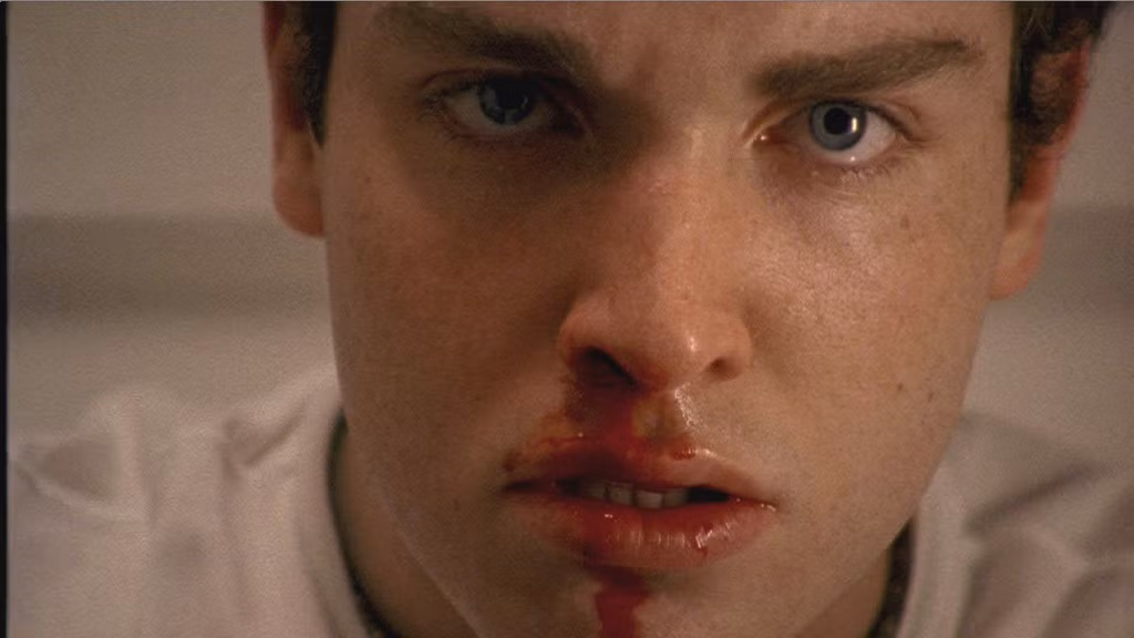 Máu có thể khiến đường hô hấp của bạn bị nghẽn. Nặng hơn, khi máu bị nhiễm độc bởi các vi khuẩn tồn tại nơi cổ họng, bạn có thể bị viêm phổi.