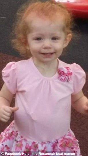 Sau rất nhiều lần thăm khám, bác sĩ kết luận bé Rosannah bị cong vẹo cột sống. Tuy nhiên, mọi chuyện trở nên tồi tệ hơn khi dạ dày của bé bắt đầu sưng lên.