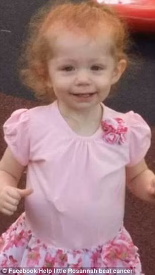 Sau rất nhiều lần thăm khám, bác sĩ kết luận bé Rosannah bị cong vẹo cột sống. Tuy nhiên, mọi chuyện trở nên tồi tệ hơn khi dạ dày của bé bắt đầu sưng lên.