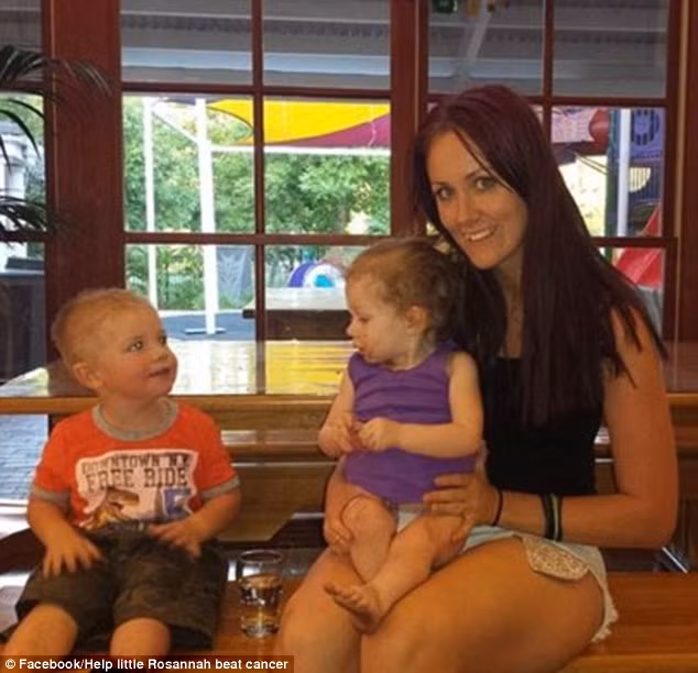 Trong khi đó, khối u nguyên bào thần kinh của Rosannah đang bắt đầu giải phóng adrenalin khiến nhịp tim của cô bé tăng bất thường, buộc các bác sĩ phải can thiệp.