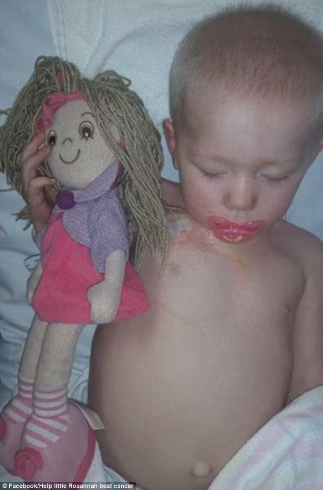 Khối u khiến lưng bé bị cong và bụng bé tròn một cách bất thường. Rất nhiều người đã nói với mẹ cô bé tội nghiệp này là trông bé như người chửa. Họ thậm chí còn bàn luận về việc ăn uống của Rosannah.