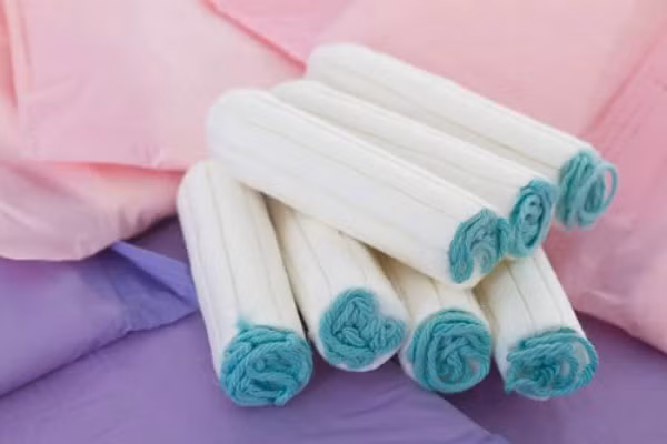 Chỉ nên dùng tampon 3-4 giờ rồi thay để tránh nhiễm khuẩn, không dùng tampon khi ngủ qua đêm. Đặc biệt hạn chế dùng băng vệ sinh có mùi thơm mùi thơm hóa chất dễ bị ngứa, viêm âm đạo…