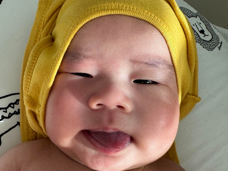 Cận cảnh gương mặt đáng yêu của bé Neil.