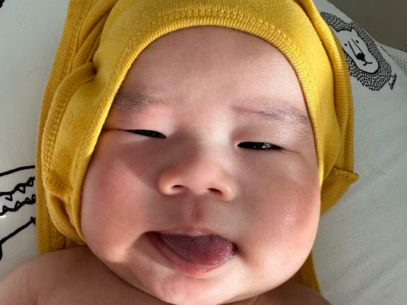 Cận cảnh gương mặt đáng yêu của bé Neil.