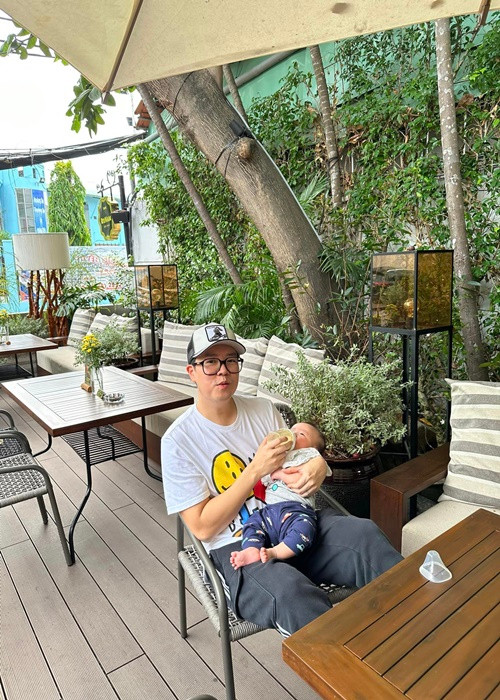 Bà xã Lê Hiếu khoe khoảnh khắc chồng chăm sóc con trai nhỏ.