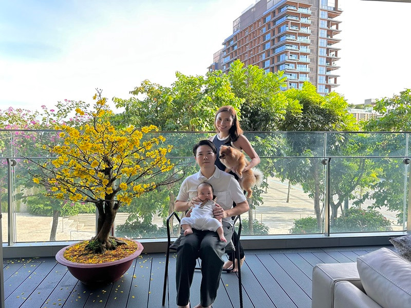 Vợ chồng Lê Hiếu hạnh phúc bên con trai trong dịp Tết Nguyên đán vừa qua.