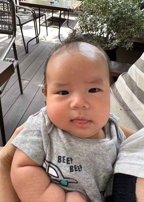 Vợ chồng Lê Hiếu công khai ảnh con trai, chứ không giấu giếm như một số sao Việt.