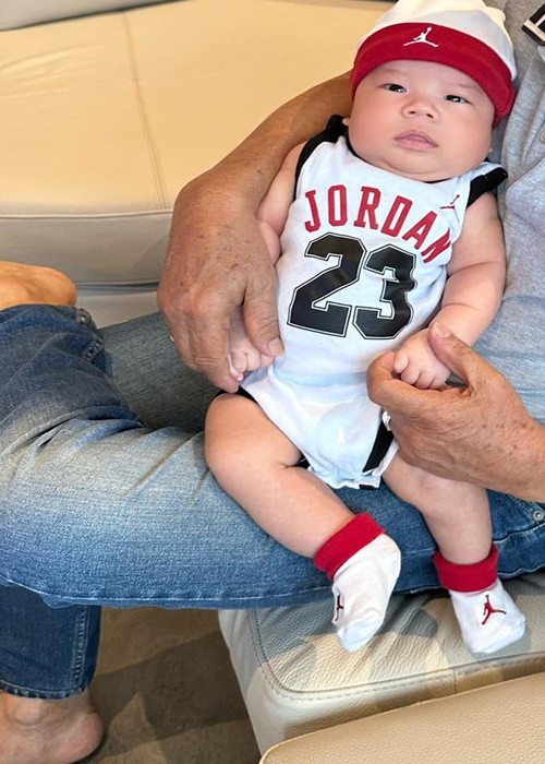 Con trai Lê Hiếu trộm vía bụ bẫm với hai má phúng phính, chân tay tròn lẳn.