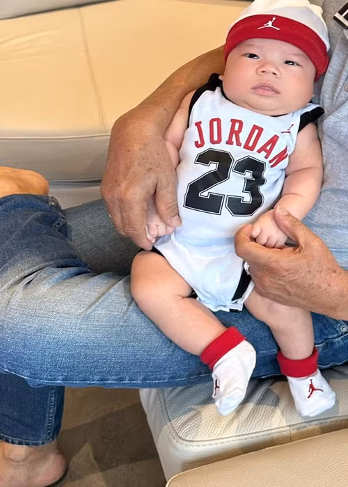 Con trai Lê Hiếu trộm vía bụ bẫm với hai má phúng phính, chân tay tròn lẳn.