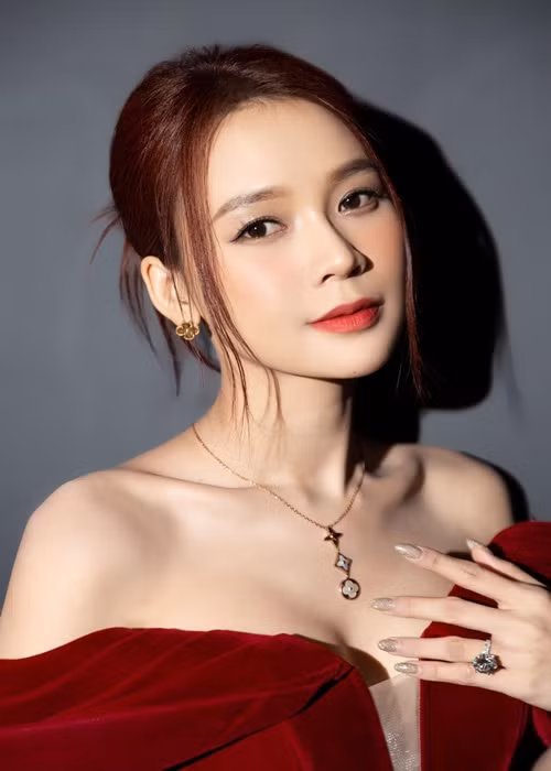 Trước khi được cầu hôn, Sam chính là người bắt được hoa cưới của Diệu Nhi.