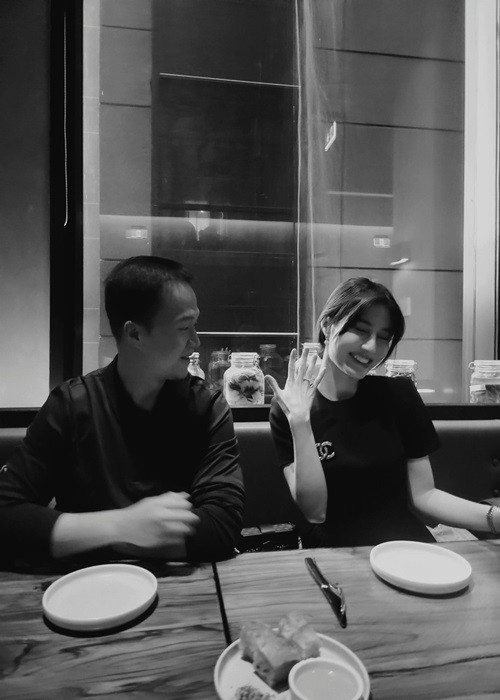 Diễm My 9X là mỹ nhân Việt được cầu hôn cuối năm 2022. Nửa kia của người đẹp là doanh nhân Vinh Nguyễn.