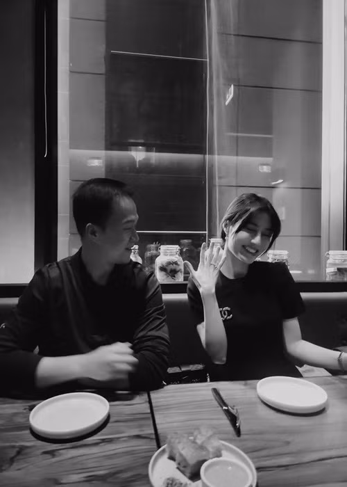 Diễm My 9X là mỹ nhân Việt được cầu hôn cuối năm 2022. Nửa kia của người đẹp là doanh nhân Vinh Nguyễn.